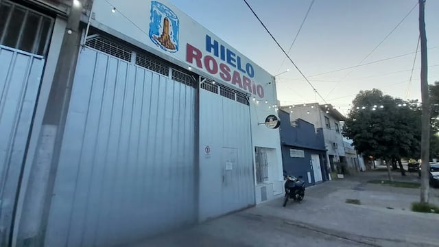 Dispararon 16 veces contra el portón de la fábrica Hielo Rosario.
