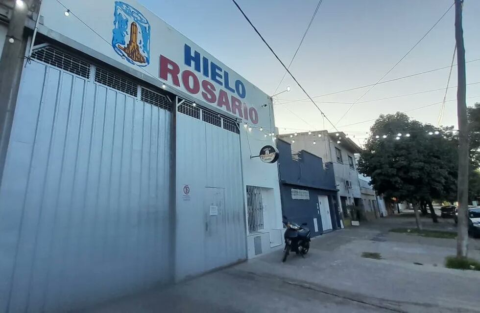Pese a la denuncia y detenciones, balearon una fábrica de hielo en Rosario: dejaron una mensaje amenazante