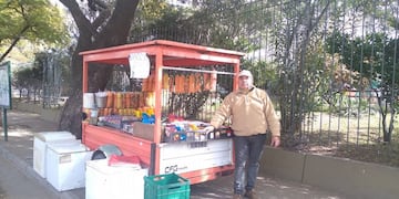 El hombre devolvió la billetera a María.