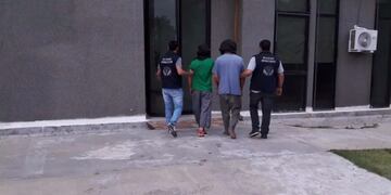 Foto Archivo del traslado de los imputados por el crimen de un puestero en Arizona