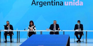 ID:4875116 telam
El presidente Alberto Fernández anuncia los resultados de la reestructuración de la deuda, junto al ministro de Economía, Martín Guzmán, en el Museo del Bicentenario de Casa Rosada.
Los acompañan, la vicepresidenta de la Nación, Cristina Fernández de Kirchner, el presidente de la Cámara de Diputados, Sergio Massa, y santiago cafiero. presidencia