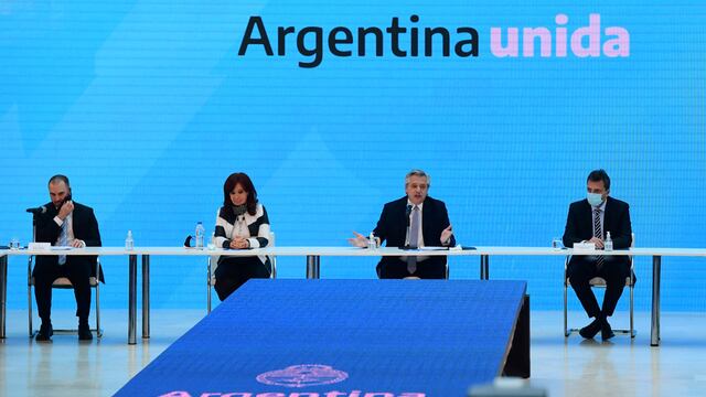 ID:4875116 telam
El presidente Alberto Fernández anuncia los resultados de la reestructuración de la deuda, junto al ministro de Economía, Martín Guzmán, en el Museo del Bicentenario de Casa Rosada.
Los acompañan, la vicepresidenta de la Nación, Cristina Fernández de Kirchner, el presidente de la Cámara de Diputados, Sergio Massa, y santiago cafiero. presidencia