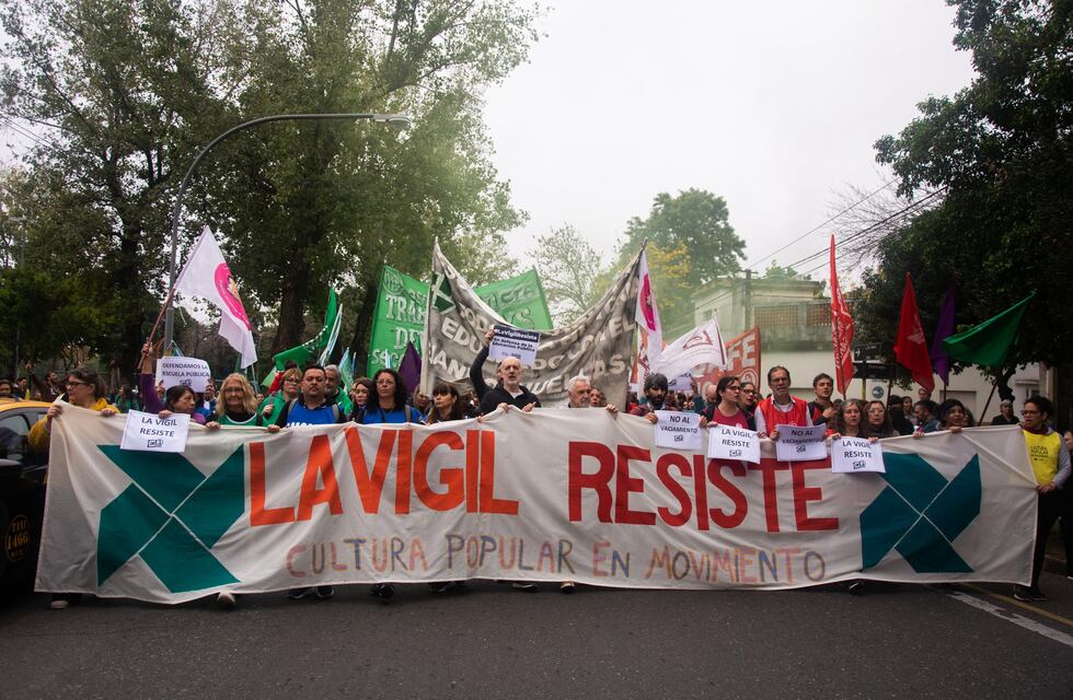 “La Vigil Resiste”: alumnos y docentes rosarinos marcharon en defensa del proyecto educativo