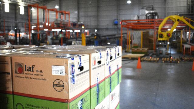 El ministro Costamagna visitó la firma perecina Pinturas Celta SRL