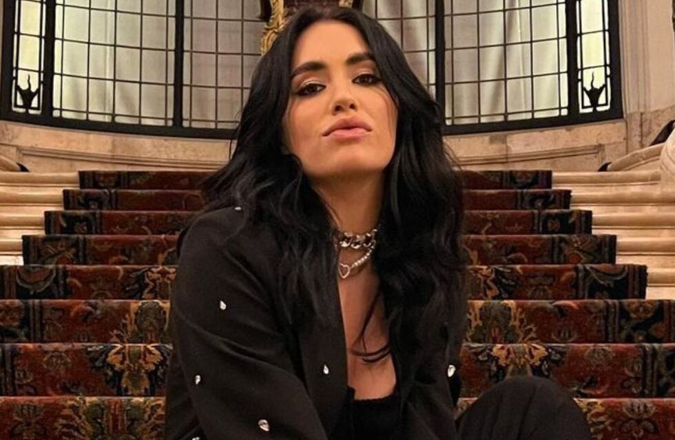 Lali Espósito brilló en el Camp Nou de Barcelona con su look total red
