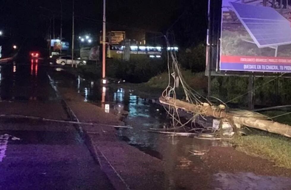 Fuerte temporal provocó caídas de postes en Iguazú