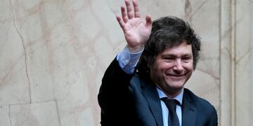 El presidente electo Javier Milei saluda durante una sesión conjunta del Congreso para declararlo oficialmente a él y a su compañero de fórmula ganadores de la segunda vuelta presidencial, en Buenos Aires, Argentina, el miércoles 29 de noviembre de 2023. (Foto AP/Natacha Pisarenko)