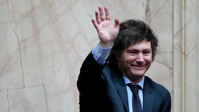 El presidente electo Javier Milei saluda durante una sesión conjunta del Congreso para declararlo oficialmente a él y a su compañero de fórmula ganadores de la segunda vuelta presidencial, en Buenos Aires, Argentina, el miércoles 29 de noviembre de 2023. (Foto AP/Natacha Pisarenko)