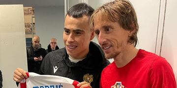"El Chino" Lucas Zelarayán es figura de Armenia. Compartió un momento y cambió camisetas con Modric, de Croacia. (Instagram Armenia FF).