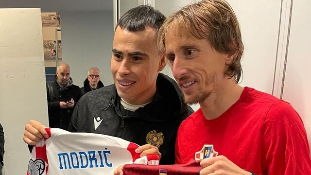 "El Chino" Lucas Zelarayán es figura de Armenia. Compartió un momento y cambió camisetas con Modric, de Croacia. (Instagram Armenia FF).