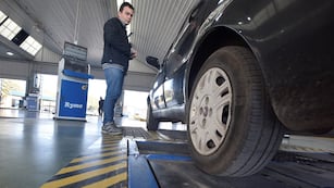 La planta de la ITV realiza controles periódicos de los vehículos.