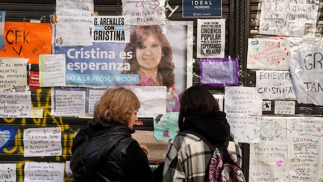 Marcha por Cristina Fernández de Kirchner a plaza de Mayo
Militantes concentran en la esquina del departamento donde la ex presidente cumple arresto domiciliario
Foto Guillermo Rodriguez Adami