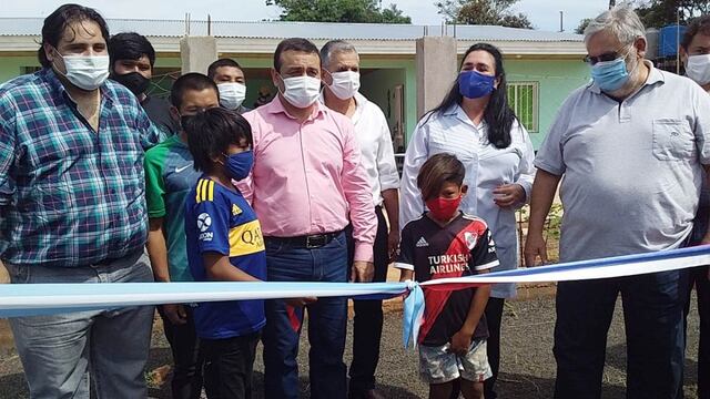 El gobernador en la la Escuela Secundaria Rural Mediadas por TIC N° 8.500, en la Aldea Guapoy de Puerto Libertad