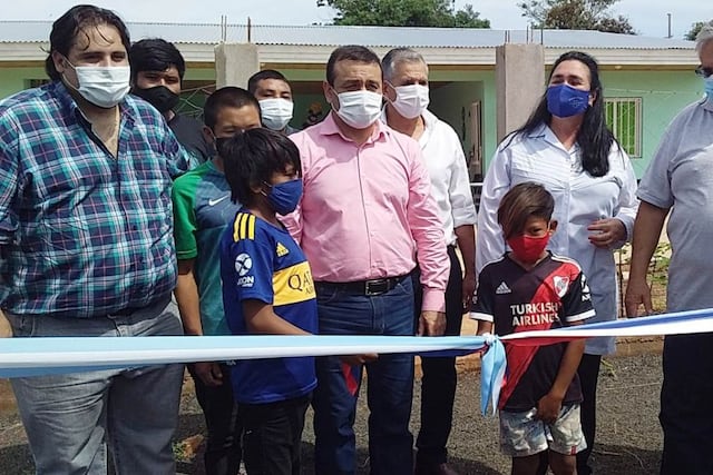 El gobernador en la la Escuela Secundaria Rural Mediadas por TIC N° 8.500, en la Aldea Guapoy de Puerto Libertad