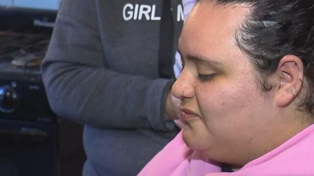 Milagros tiene atrofia en una de sus piernas y uno de sus brazos y se traslada en silla de ruedas desde los 13 años.