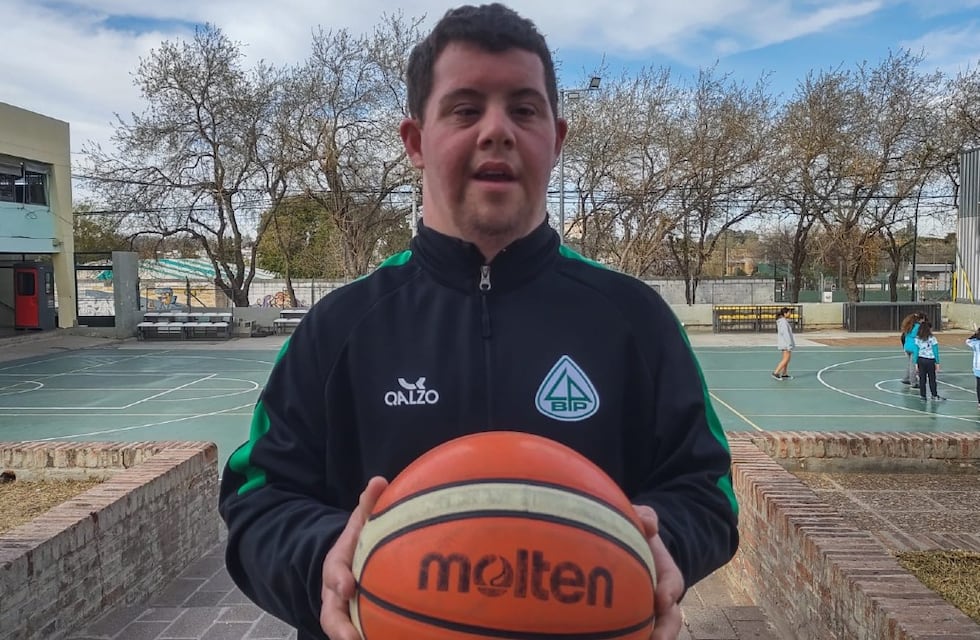 Ejemplo de inclusión en Córdoba: un joven con síndrome de down se suma al cuerpo técnico de Barrio Parque