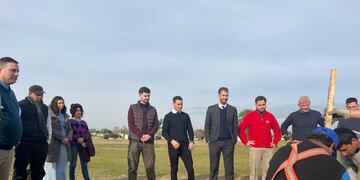 Plantaron 50 árboles en una laguna de retardo