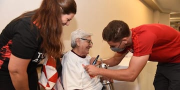 Una señora de 95 años cumplió su sueño al conocer al plantel de River Plate.