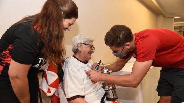 Una señora de 95 años cumplió su sueño al conocer al plantel de River Plate.