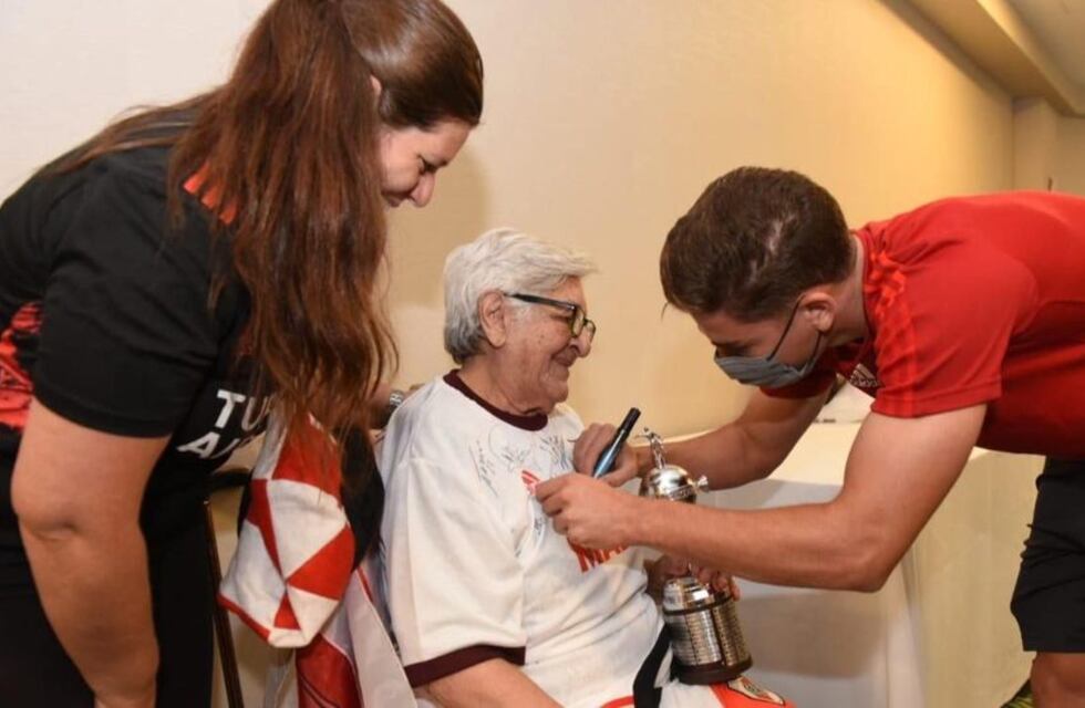 Salta: el Plantel de River sorprendió a una mujer de 95 años y a un grupo de niños del Hospital Materno Infantil