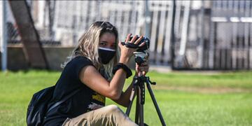 Ella es Bianca Casasola, en plena acción en el campo de juego.