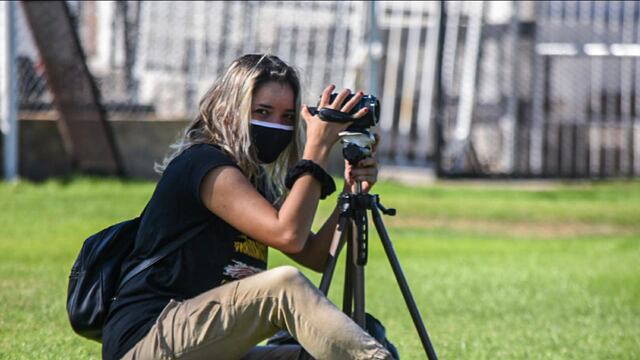 Ella es Bianca Casasola, en plena acción en el campo de juego.