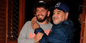 Diego Maradona Junior, con su padre Diego Maradona. (Foto: Captura Marca).