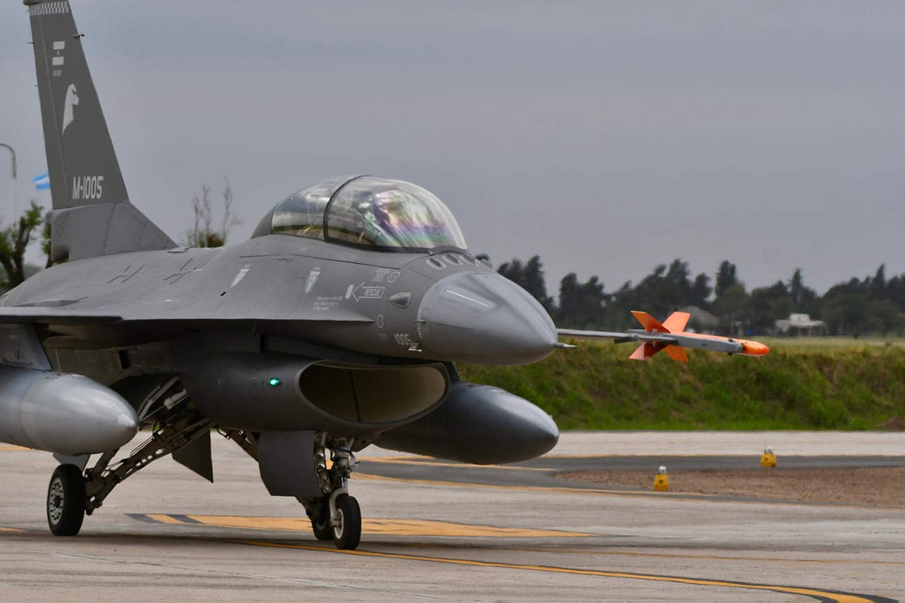 Los F-16 son los nuevos custodios del espacio aéreo argentino
. Tomy Fragueiro / la Voz
