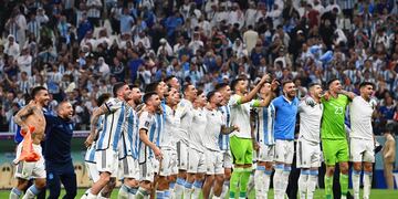 La selección celebra el pase a la final del Mundial de Qatar después de derrotar a Croacia en el estadio Lusail.
