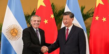 Alberto Fernández y su par chino Xi Jinping, cuyo país ya era miembro de los BRICS. (Archivo Presidencia)