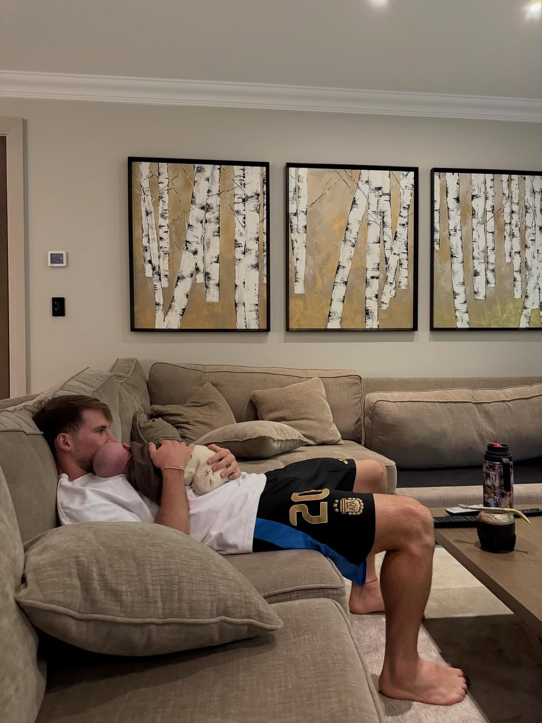 Alexis Mac Allister con su hija de un mes