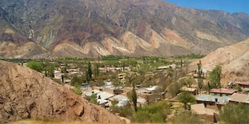 Desde la ruta nacional 9, la estupenda vista del cerro "Paleta del pintor", en la localidad Maimará, Quebrada de Humahuaca, Jujuy.