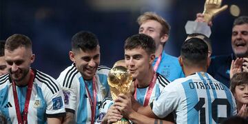 El Cuti Romero y Paulo Dybala con la Copa del Mundo. Dos cordobeses que podrían reencontrarse con su gente en el Kempes (EFE/ Juan Ignacio Roncoroni)