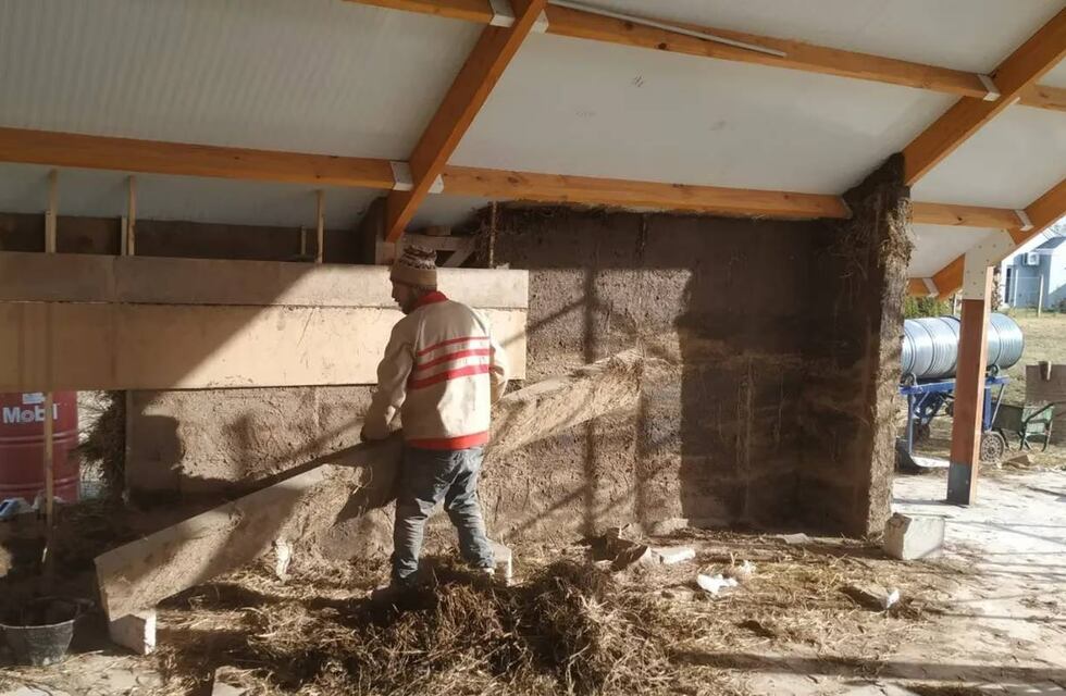 En plena crisis, personas hacen casas de adobe en Corral de Bustos y los resultados son furor