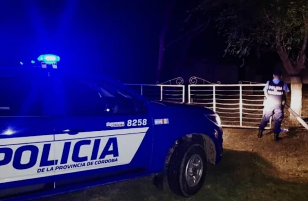 Persecución en La Serranita: ladrones robaron un auto, la policía los encontró y se escaparon a pie