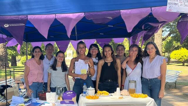 Actividad de concientización por el 8M en la plaza 25 de Mayo