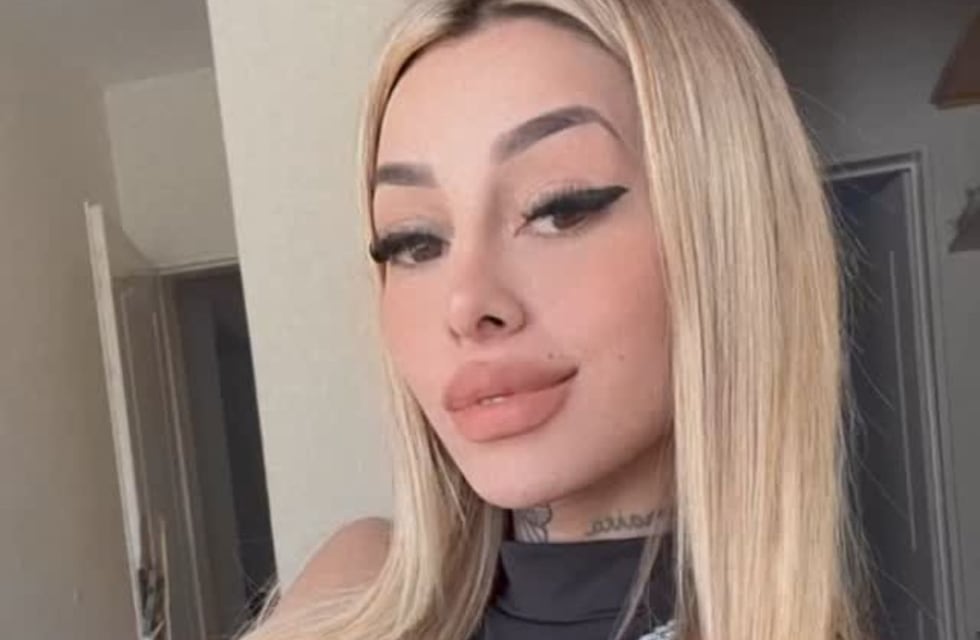 El día que Tamara Báez posó frente al espejo con un conjunto deportivo color negro