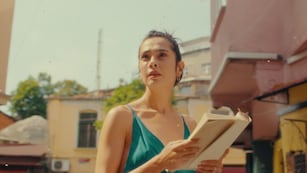 Netflix: la película romántica que cautiva con su historia de amor prohibido y está entre las más vistas