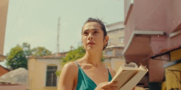 Netflix: la película romántica que cautiva con su historia de amor prohibido y está entre las más vistas