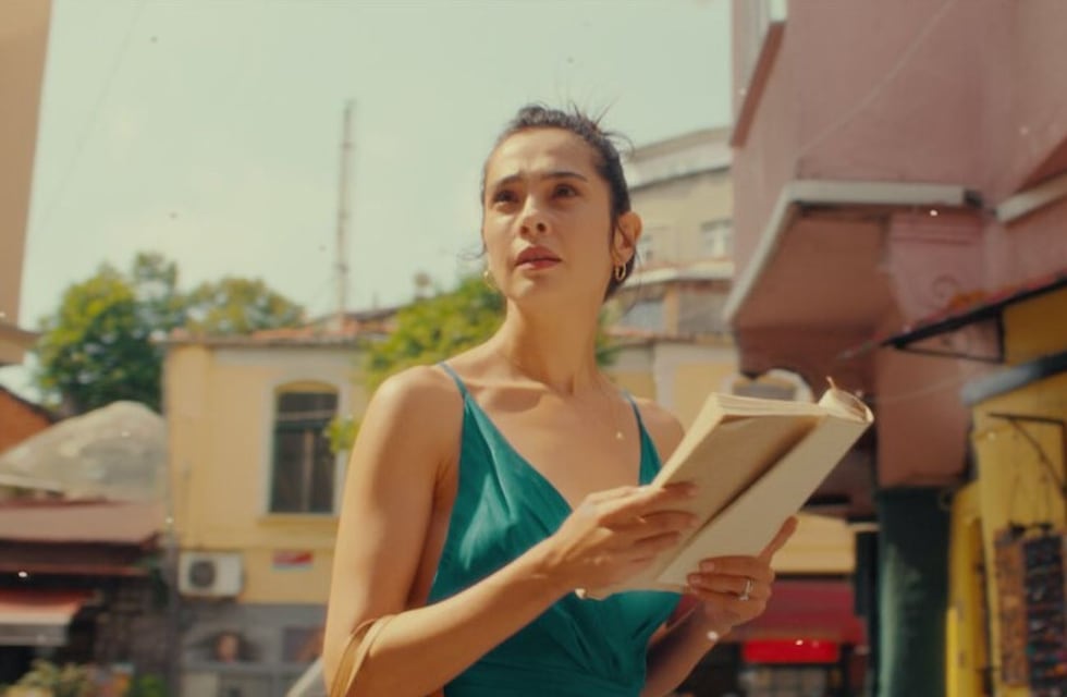 Netflix: la película romántica que cautiva con su historia de amor prohibido y está entre las más vistas