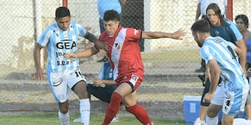 Después de tres triunfos en fila, Racing cayó en su visita a Maipú de Mendoza.