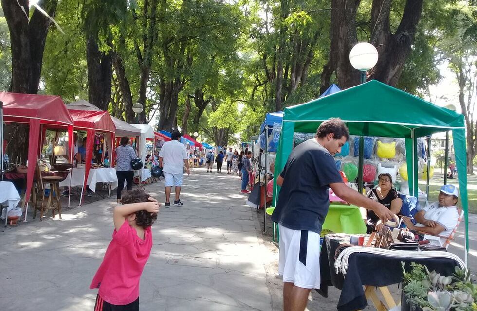 Continúa la tensión entre manteros y feriantes en el Parque San Martín