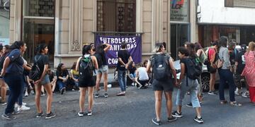 Hubo manifestaciones en la puerta de la Liga Cordobesa por el conflicto con Talleres.