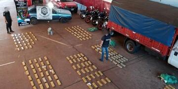 Incautan casi 250 kilogramos de marihuana en un auto abandonado en Jardín América.