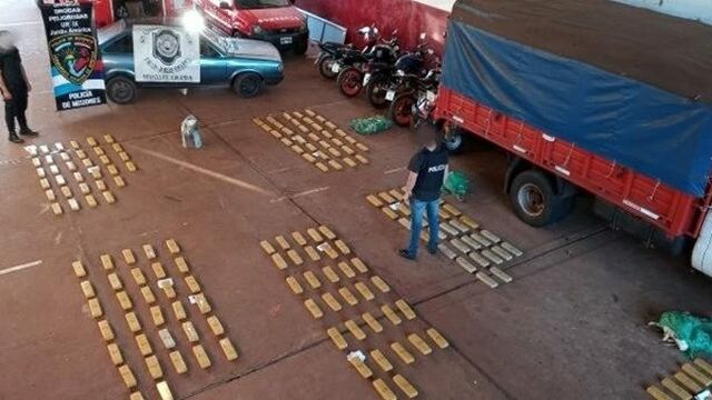 Incautan casi 250 kilogramos de marihuana en un auto abandonado en Jardín América.