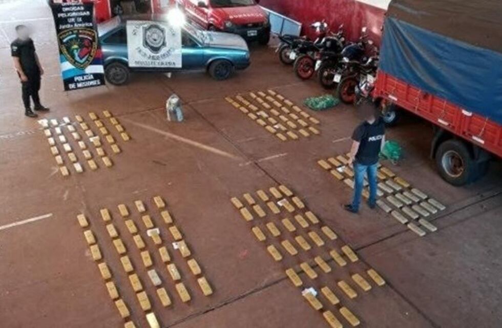 Incautan casi 250 kilogramos de marihuana en un auto abandonado en Jardín América