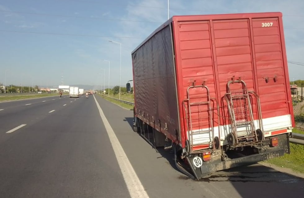 Insólito accidente en Córdoba: se le salió la rueda a un camión, le pegó a una moto y luego a un auto