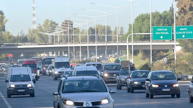 Robo por engaño en Mendoza: tuvieron que parar su auto por piedras en medio de la ruta y fueron asaltados (imagen ilustrativa)