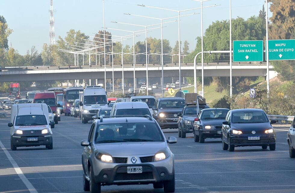 Robo por engaño en Mendoza: tuvieron que parar su auto por piedras en medio de la ruta y fueron asaltados