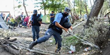 Tras ocho días de toma, las 300 familias desalojaron la toma de Valentina Sur.